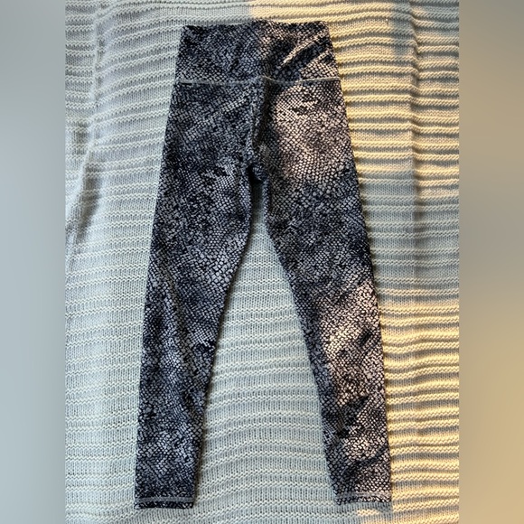 Blue-ish / purple leggings, size medium - Picture 6 of 6